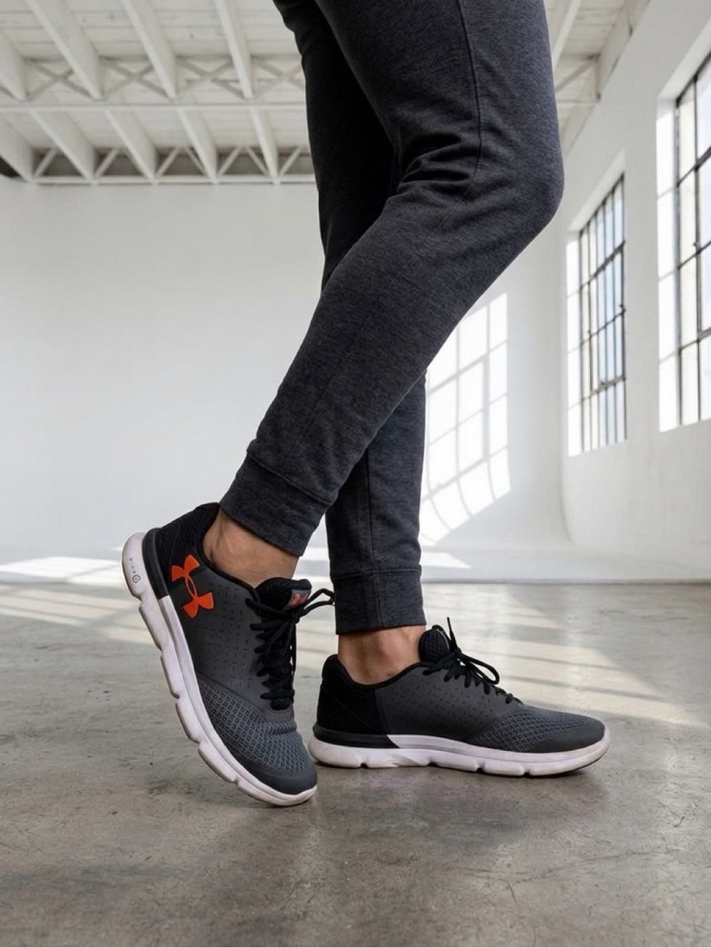 Under Armour Micro G Men’s Running Shoes Black/Orange – Size 8.5